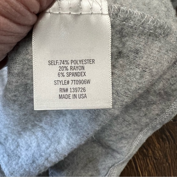 Francesca’s gray v neck long sleeve SZ MED - Picture 3 of 3